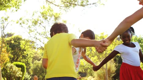 niños jugando alrededor de la rosa.