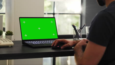 el empleado masculino mira la pantalla verde
