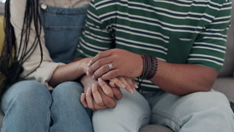 sofá de salón, amor o pareja tomados de la mano