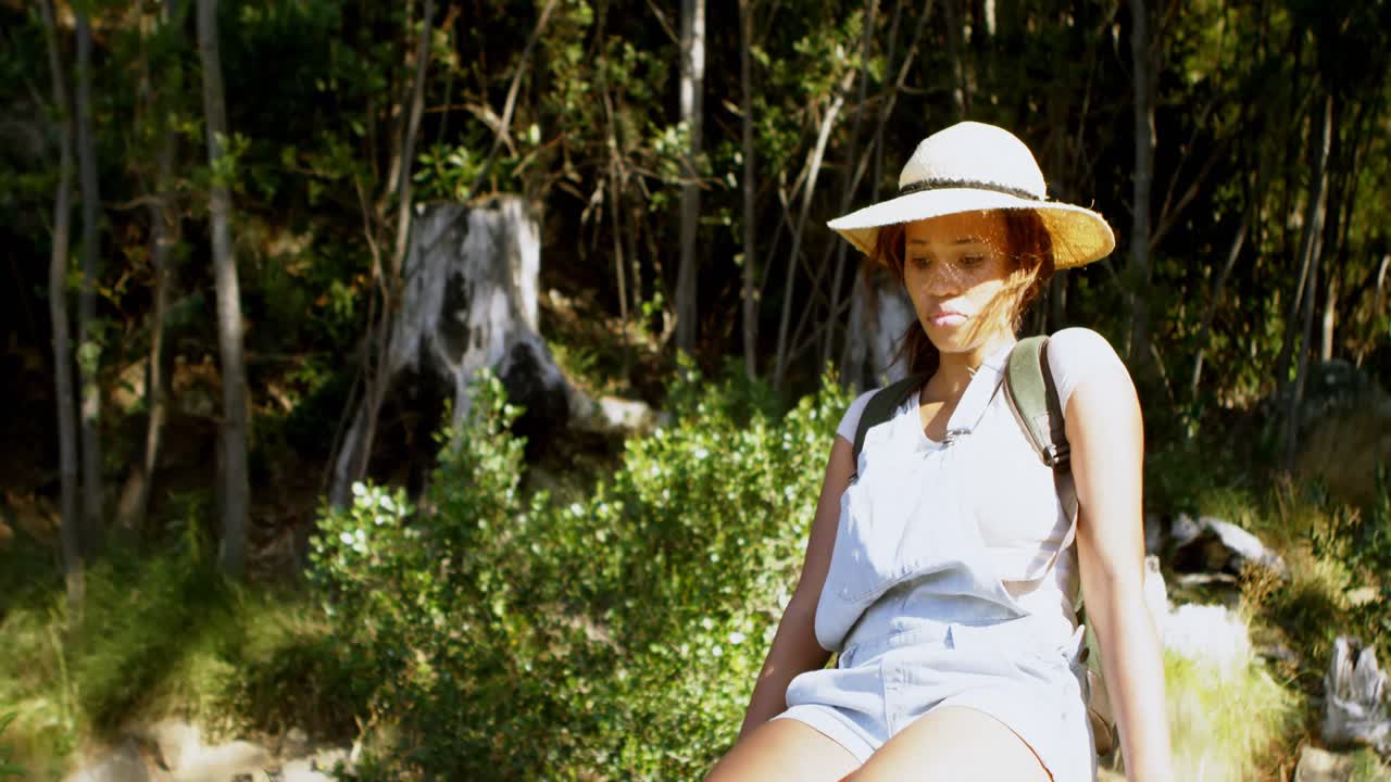 excursionista mujer relajándose en el campo 4k
