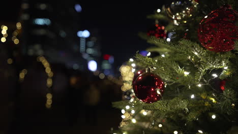 Twinkling-Lights-On-The-Christmas-Tree-At-Gwanghwamun-Square-Market-In-Seoul,-South-Korea