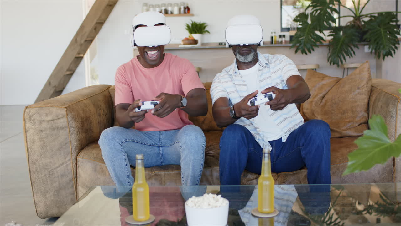 Giocando ai videogiochi con visori VR, padre e figlio si godono il tempo insieme.