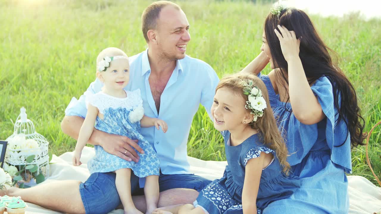 공원에서 행복한 가족 피크닉