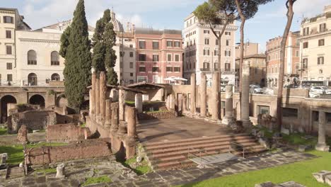 famosa plaza en roma llamada largo di torre argentina ubicada en el centro de la ciudad de la capital italiana