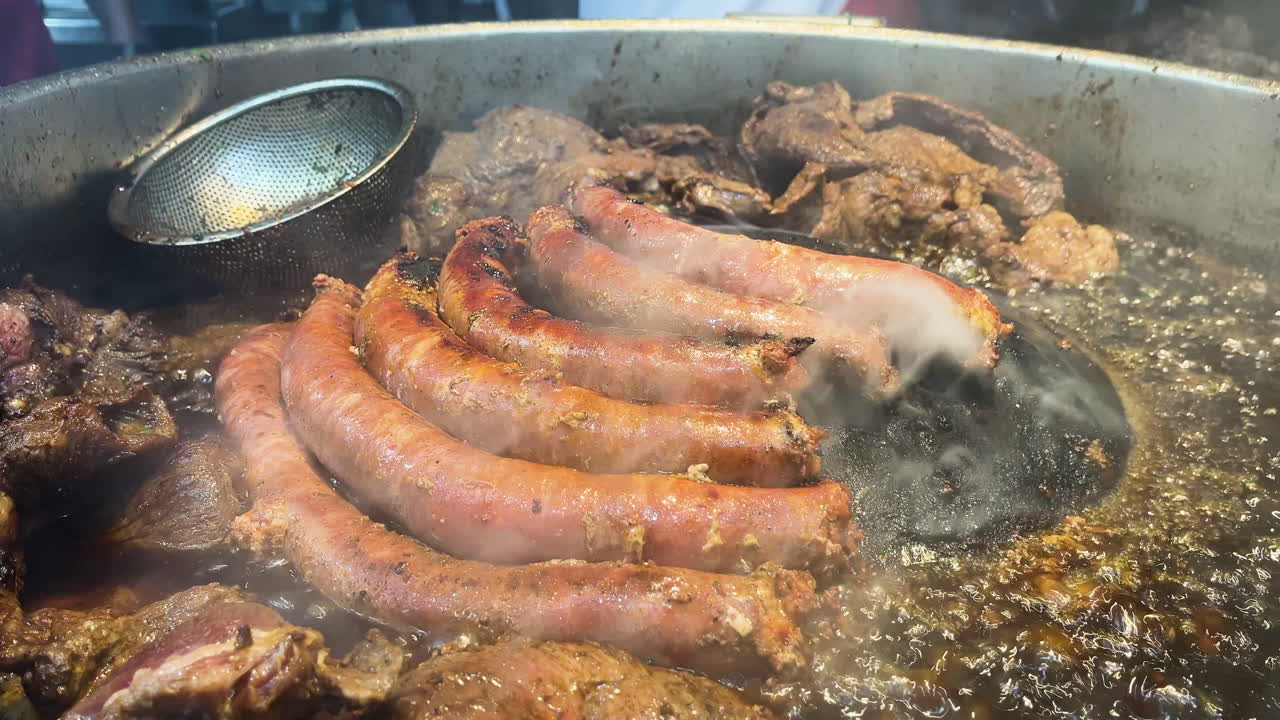 Tacos sfrigolano in padella con suadero e longaniza nello street food di Città del Messico.
