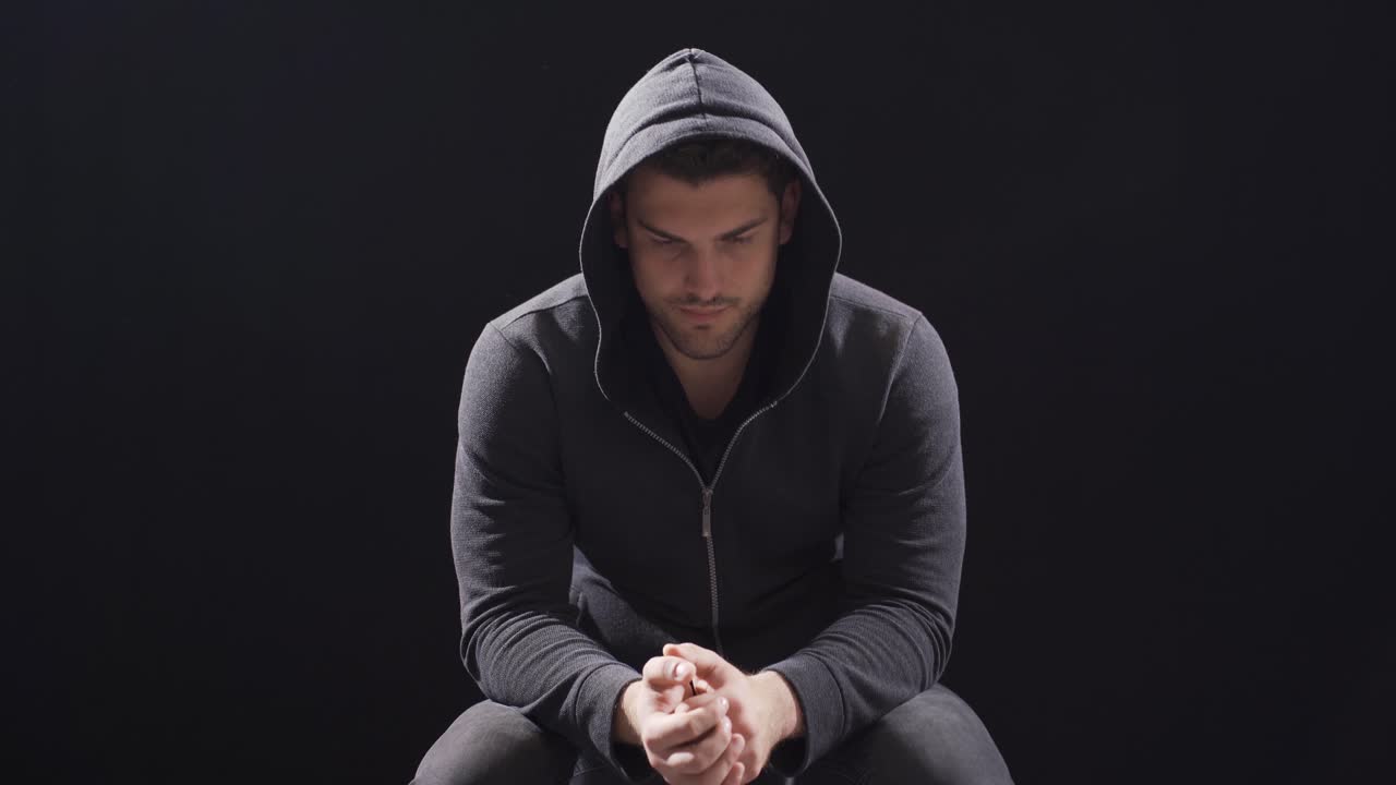 un joven deprimido de fondo negro.