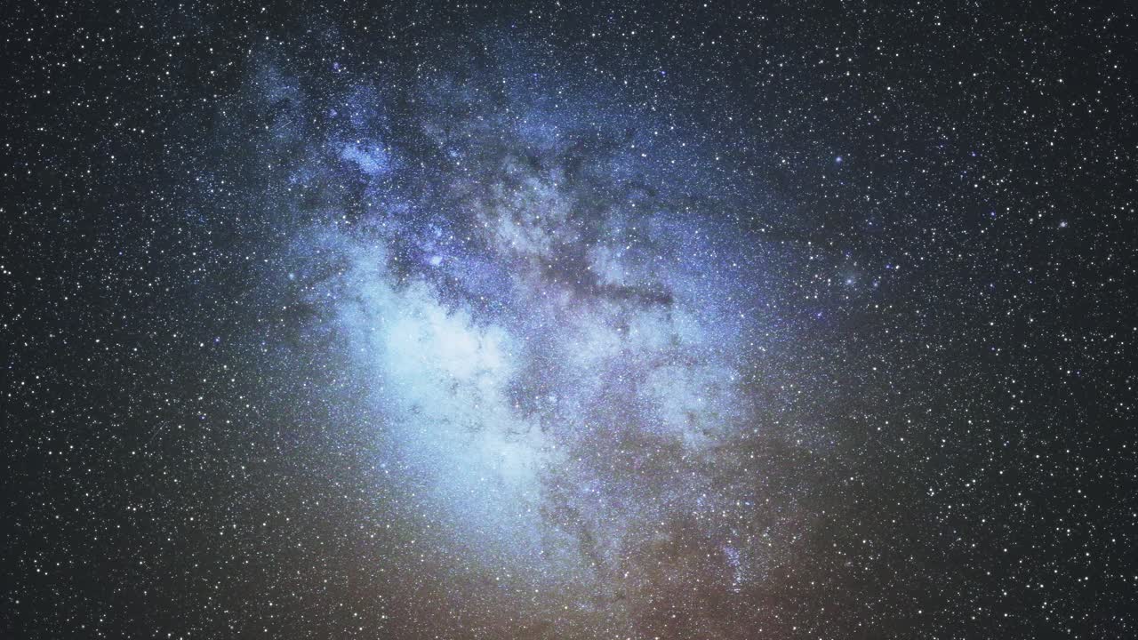 파란 안드로메다 은하 내의 별이 가득한 공간을 여행합니다.