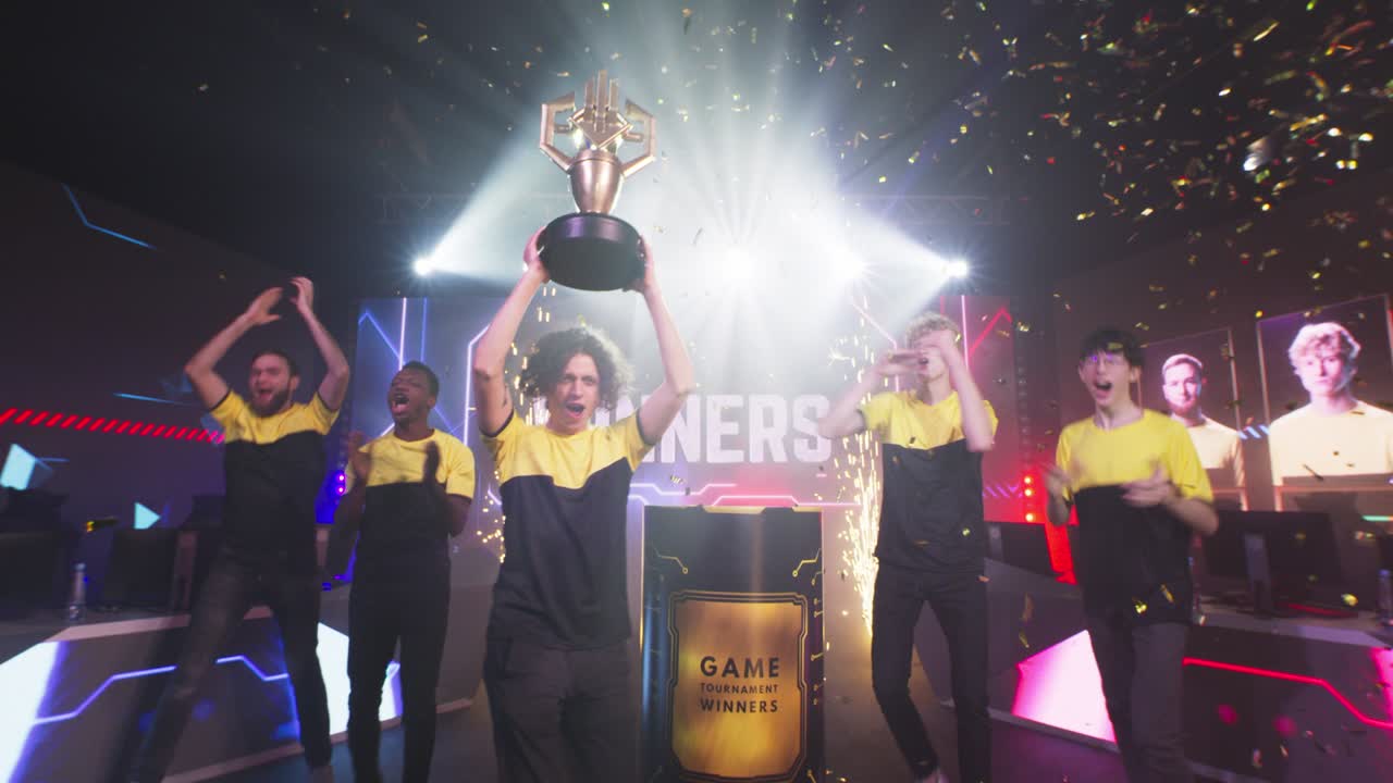 다양한 게이머들이 토너먼트 후에 트로피를 가져갑니다.