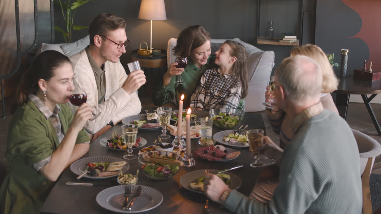 Lykkelig flergenerasjonsfamilie spiser et måltid sammen hjemme 1