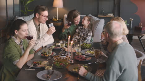 feliz familia multigeneracional comiendo juntos en casa 1