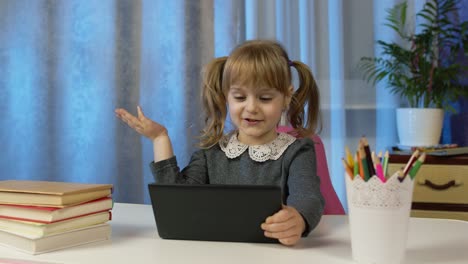 niña alumna escolar aprende lecciones con el maestro estando en casa usando una tableta digital