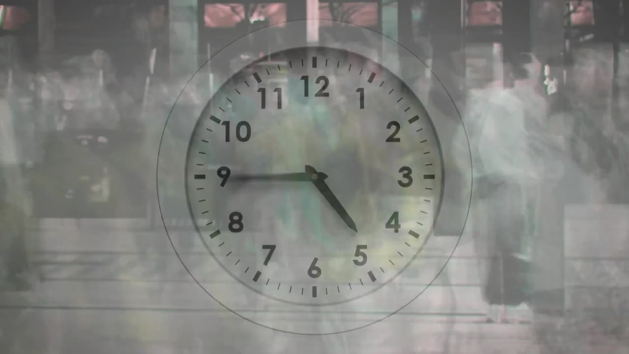 animación de reloj sobre el lapso de tiempo de la gente caminando por la calle de la ciudad