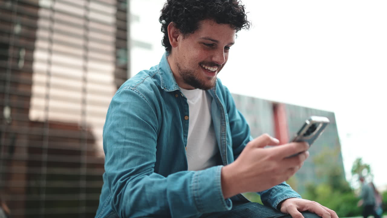 hombre usando teléfono móvil al aire libre