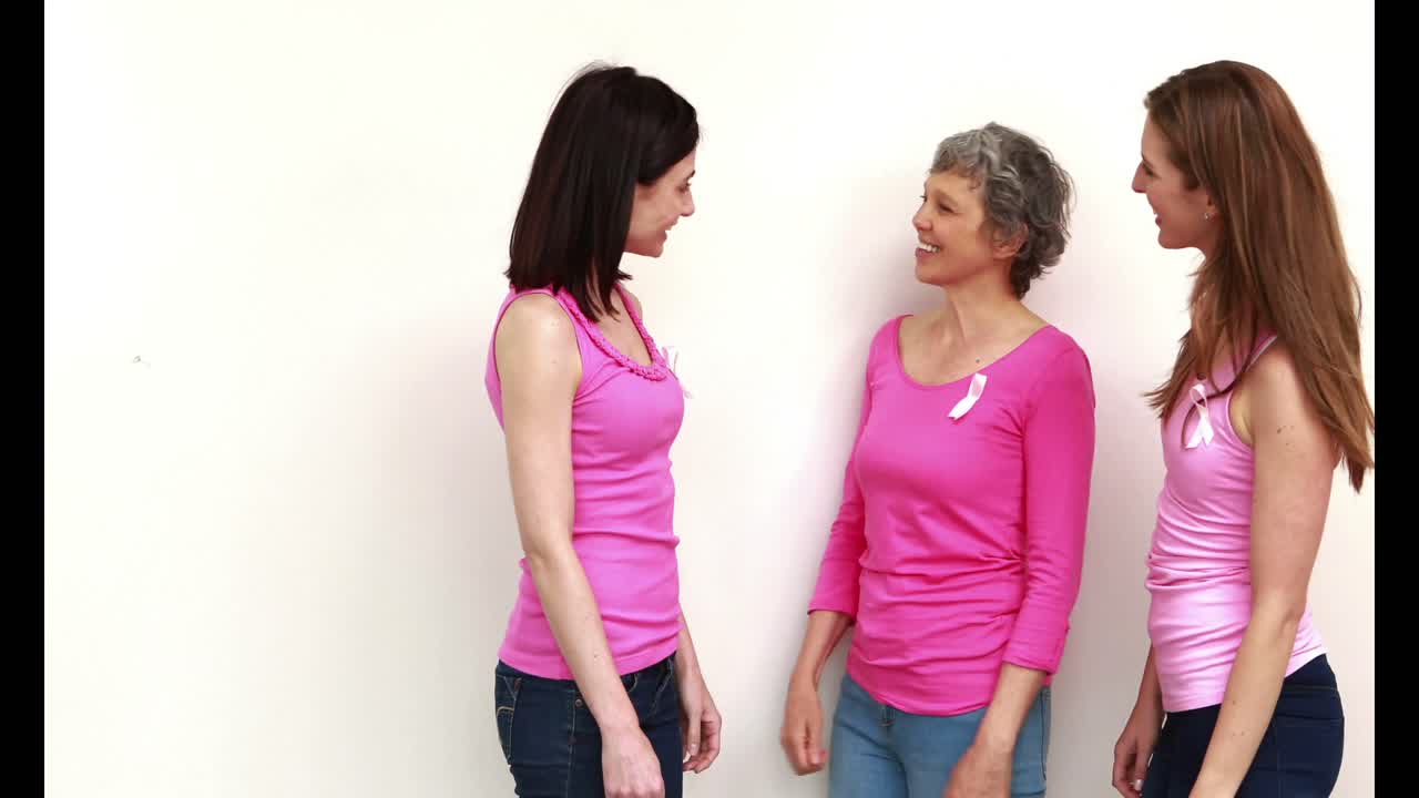 mujeres felices hablando