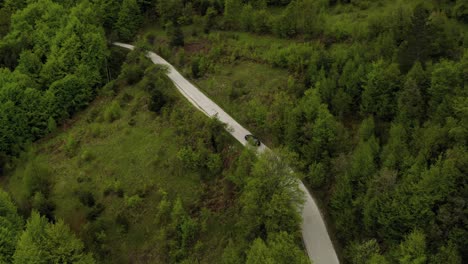 disparo aéreo de coches que se mueven en la carretera