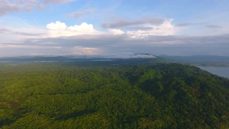 Vuelo-Ascendente-Sobre-La-Densa-Selva-Cubierta-De-La-Isla-De-Coiba-Con-Fondo-De-Formación-De-Nubes