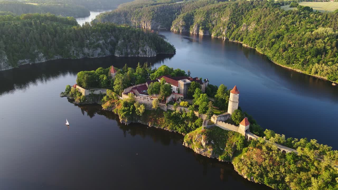 Castello di Zvíkov tra i fiumi Otava e Moldava, ora d'oro, Repubblica Ceca, 4K