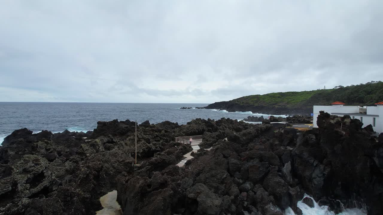 아조레스 제도 바라두로 에 있는 바위  에 서 있는 여자