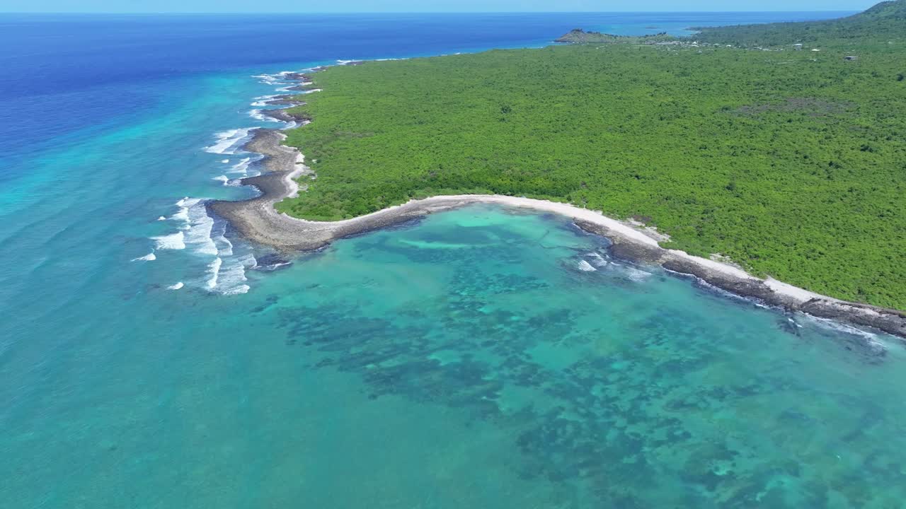 Comoros - Grande Comore - Lac Salé - Panoramic view of the bay in front of the crater