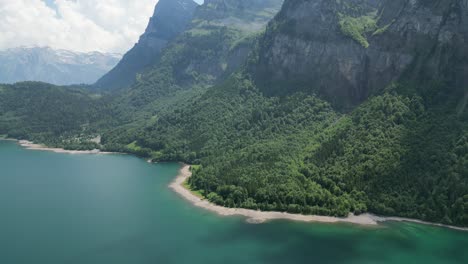 Filmische-Fantasie,-Traumhafte-Naturschönheit-Der-Berge,-See-In-Der-Schweiz