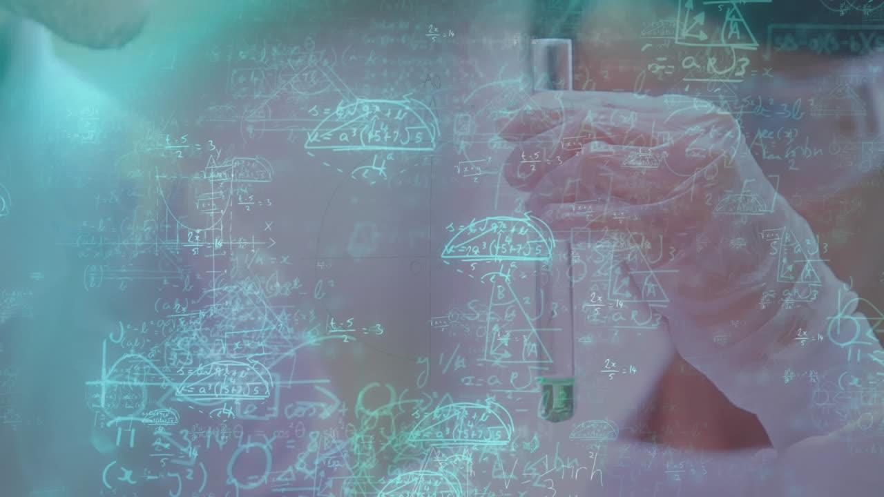 animación de ecuaciones matemáticas flotando sobre científico masculino y femenino trabajando en el laboratorio.