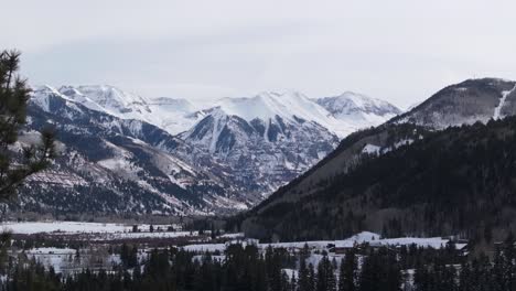 Colorado-Mountains-covered-in-snow-during-winter