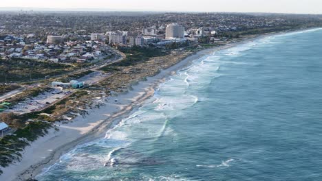 las olas de la playa de scarborough en el amanecer en perth, australia.