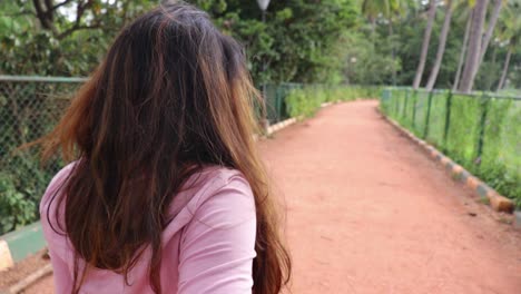 toma pov de una hermosa mujer india cogida de la mano con su novio caminando hacia adelante