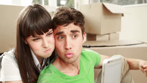 Pareja-Feliz-Tomando-Selfie