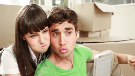 una pareja feliz tomando una selfie.