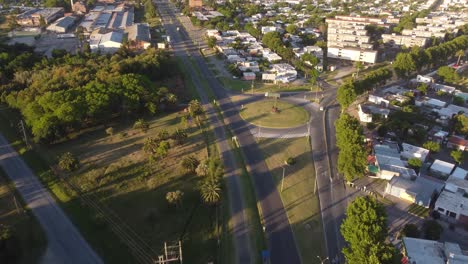 Luftaufnahme-Eines-Grünen-LKW-Am-Kreisverkehr-Bei-Sonnenuntergang-In-Colonia-Del-Sacramento-In-Uruguay