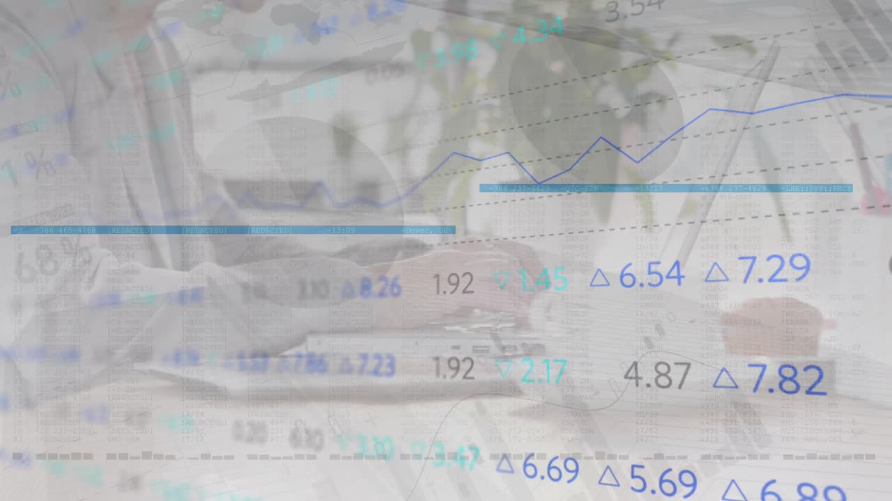 사무실에서 노트북을 사용하는 두 여성의 중간 섹션에서 주식 시장 데이터 처리의 애니메이션