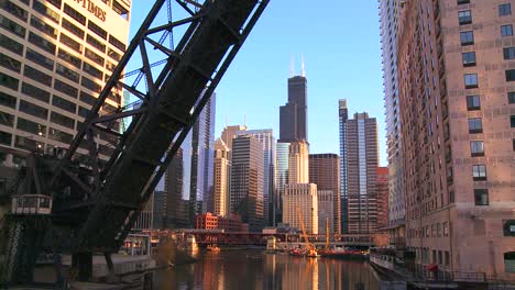 un puente levadizo abierto con el horizonte de chicago detrás