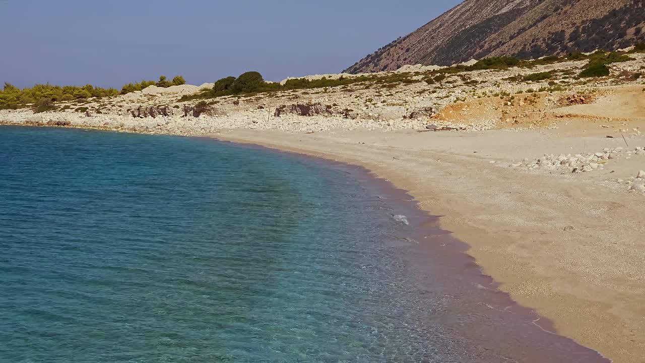 Arnavutluk'taki İyon kıyılarının Yeşil Sahili'nde bozulmamış plaj, beyaz çakıl taşları ve turkuaz deniz suyuyla harika bir deniz manzarası oluşturuyor.