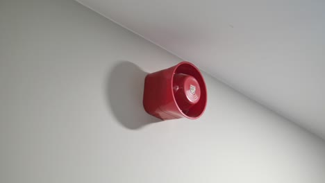 alarma de incendio roja en un techo blanco