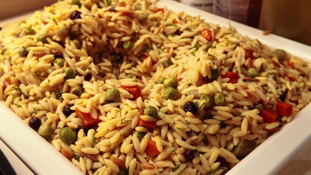 Servire insalata di pasta orzo con verdure ed erbe aromatiche