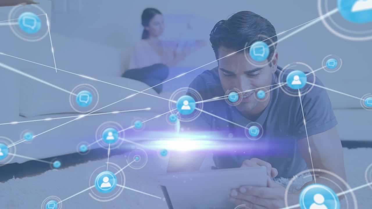 가정에서 디지털 태블릿을 사용하는 백인 남성 위의 디지털 아이콘 네트워크와 빛의 점의 애니메이션