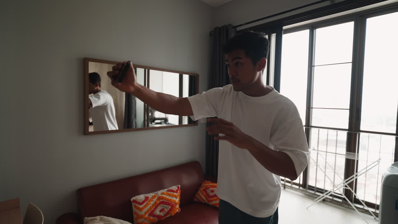 Uomo che si fa un selfie nel suo appartamento