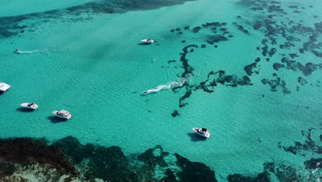 Eine-Luftaufnahme-Des-Wellenläufers,-Der-Auf-Der-Isla-Mujeres-Im-Mexikanischen-Meer-Navigiert