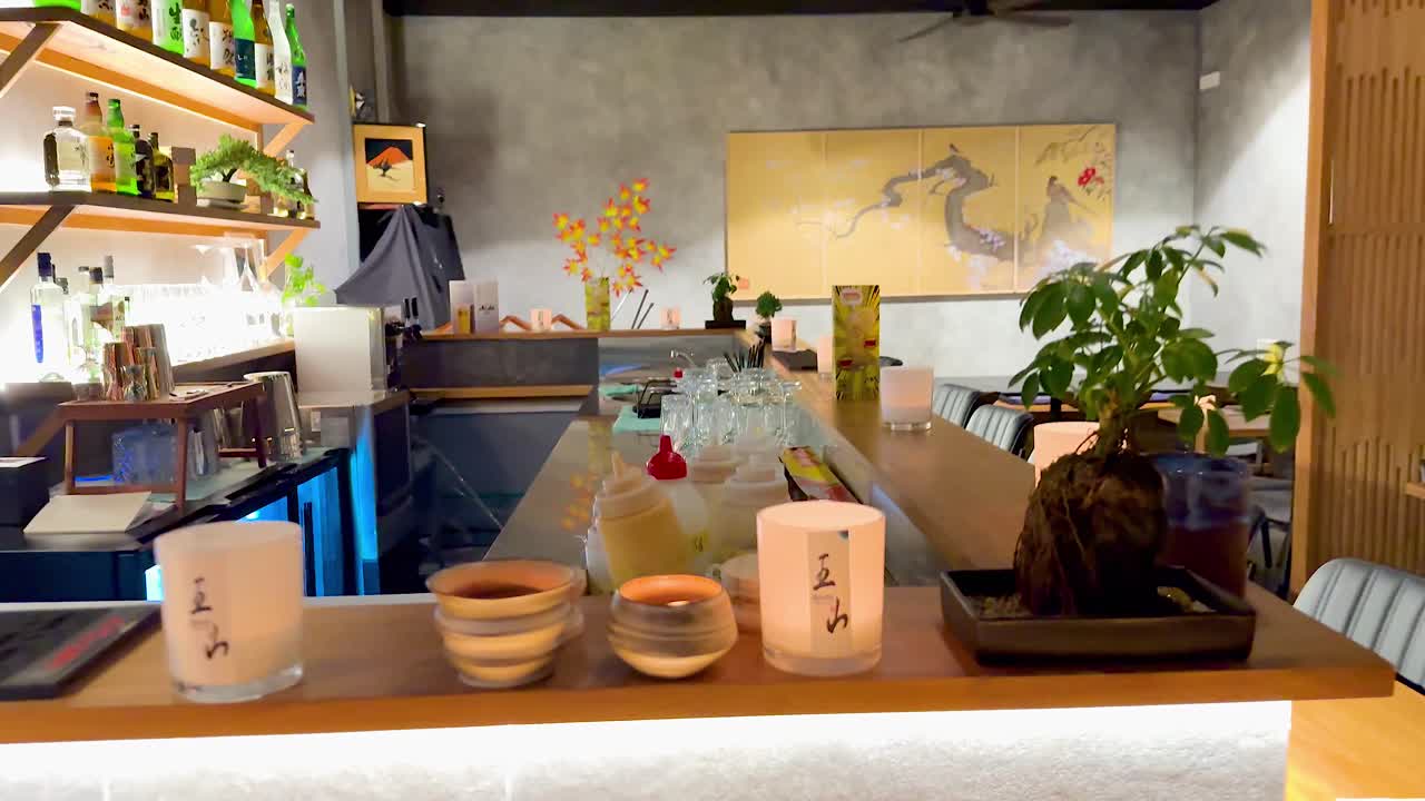 전통적인 일본식 장식으로 꾸며진 우아한 식당