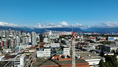 Vista-Aérea-De-La-Grúa-Torre-En-El-Sitio-De-Construcción-En-South-Granville,-Canadá.