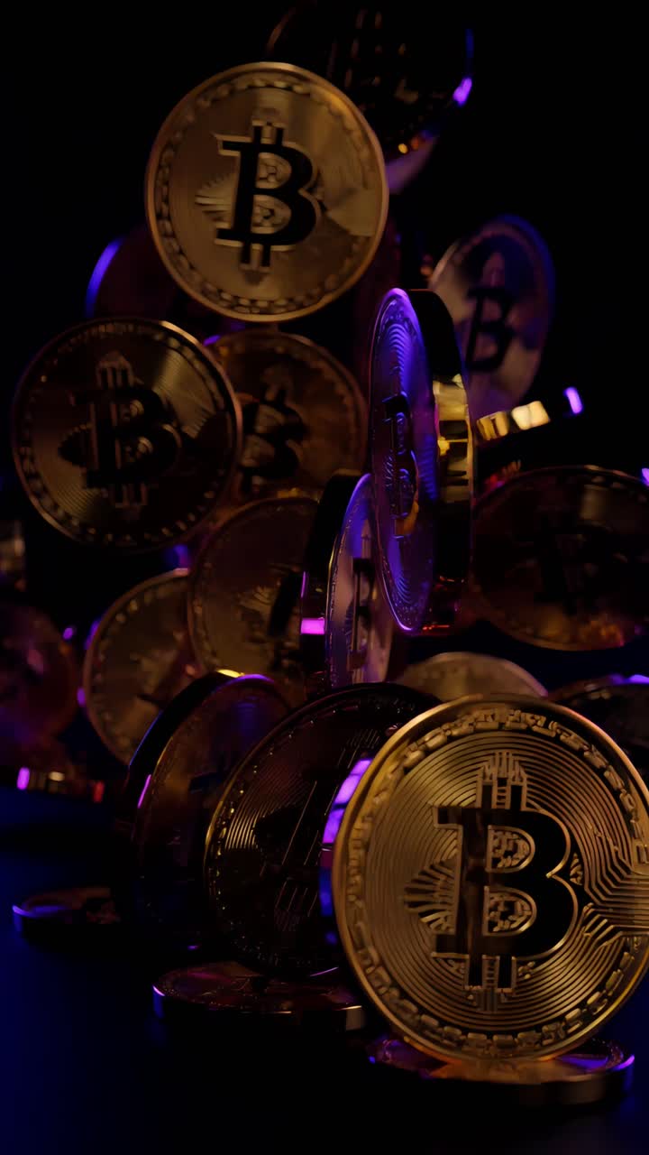 Animazione rotante di Bitcoin dorato su sfondo scuro, criptovaluta cinematografica 4K.