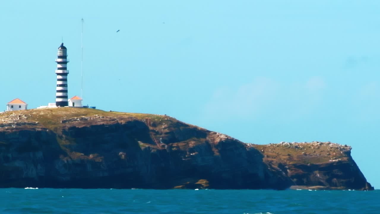 hermoso paisaje tomado de un faro en el archipiélago de abrolhos con el océano en primer plano