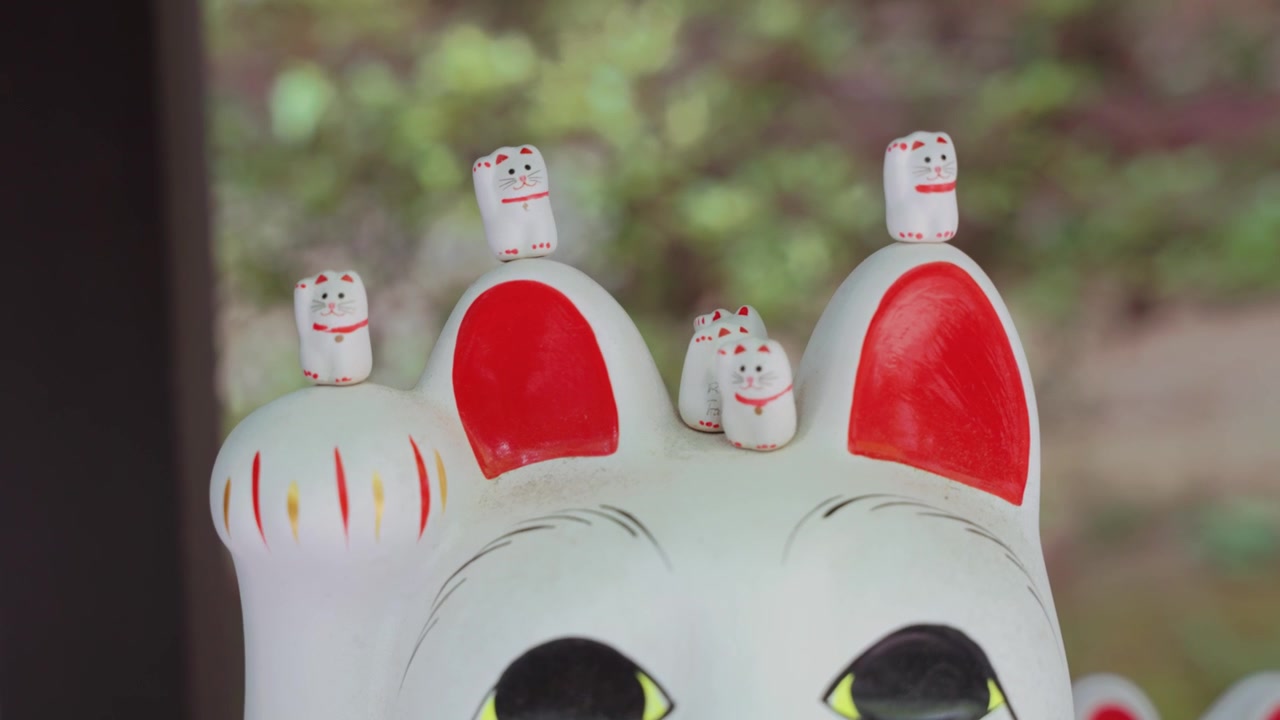 Suuri Maneki Neko -onnenkissapatsas Gotokuji-temppelissä Tokiossa, Japanissa, esitellen yhden maan kuuluisimmista onnen, vaurauden ja perinteisen japanilaisen kulttuurin symboleista.