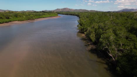 Drone-Volando-Sobre-El-Estuario-Tropical-Con-Manglares-En-El-Delta-De-Tamarindo,-Costa-Rica