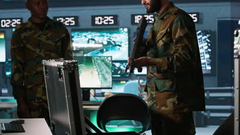 unidades militares cargando armas, preparándose para la misión de asalto enemigo