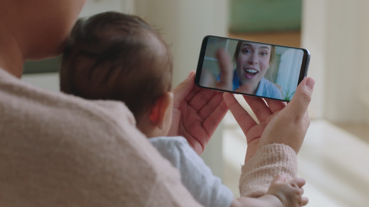 madre y bebé felices chateando por video con su mejor amiga usando un teléfono inteligente saludando a su bebé madre disfrutando de compartir el estilo de vida de la maternidad en el teléfono móvil