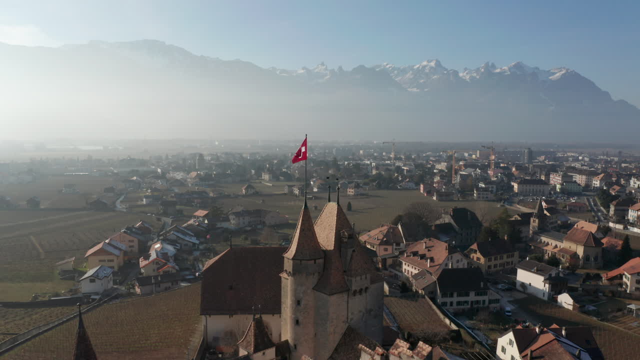 antena de bandera suiza ondeando en la parte superior de la torre del castillo