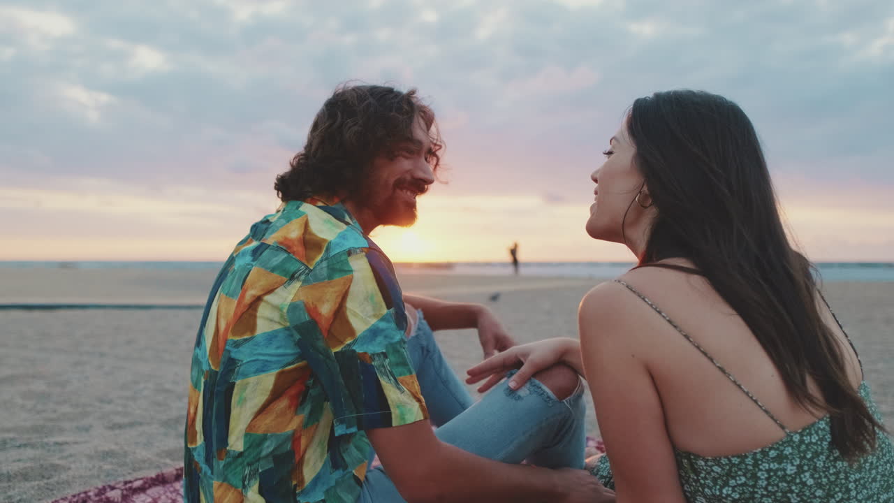 해변 에서 만적 인 일몰 을 즐기는 부부