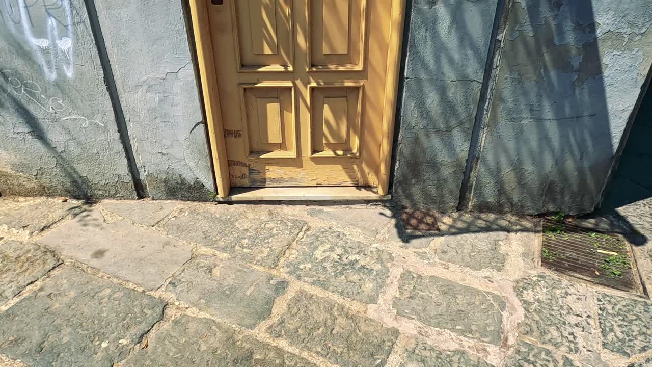 una puerta de madera con sombras en sorrento, italia